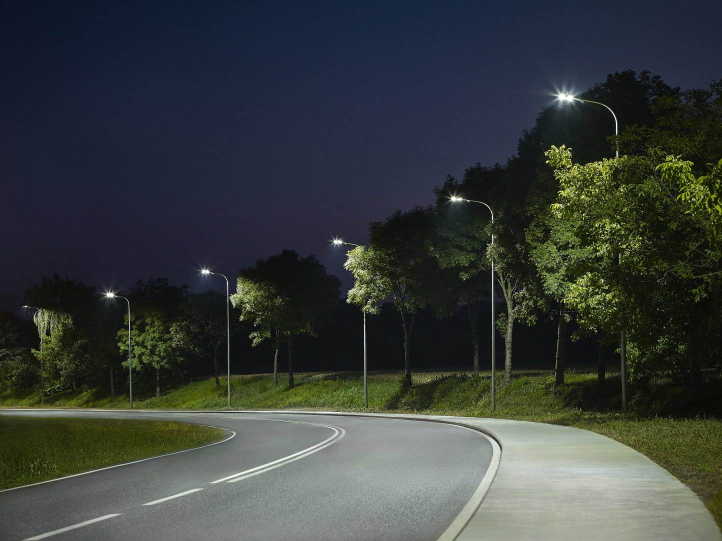 Lena Lighting- oświetlona ulica