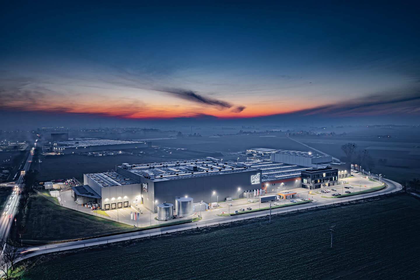 Zakłady Polipak – moderní LED osvětlení ve výrobní hale a kancelářích