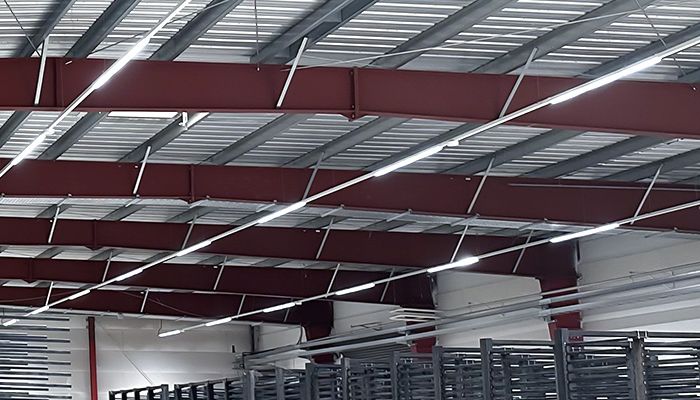 570 metrů světelných linek Linea S LED v dřevozpracujícím závodě v Německu