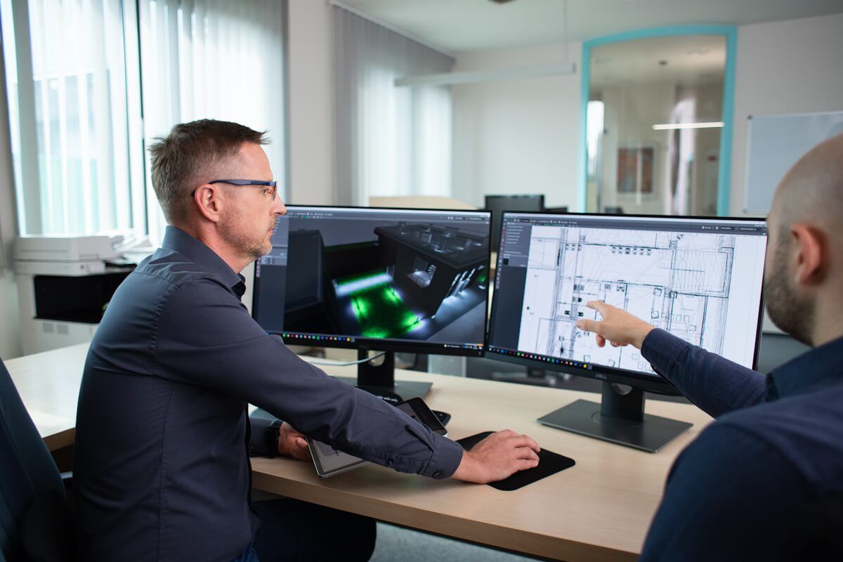 Dialux at Lena Návrháři osvětlení před obrazovkami počítačů vytvářející projekt s LED svítidly