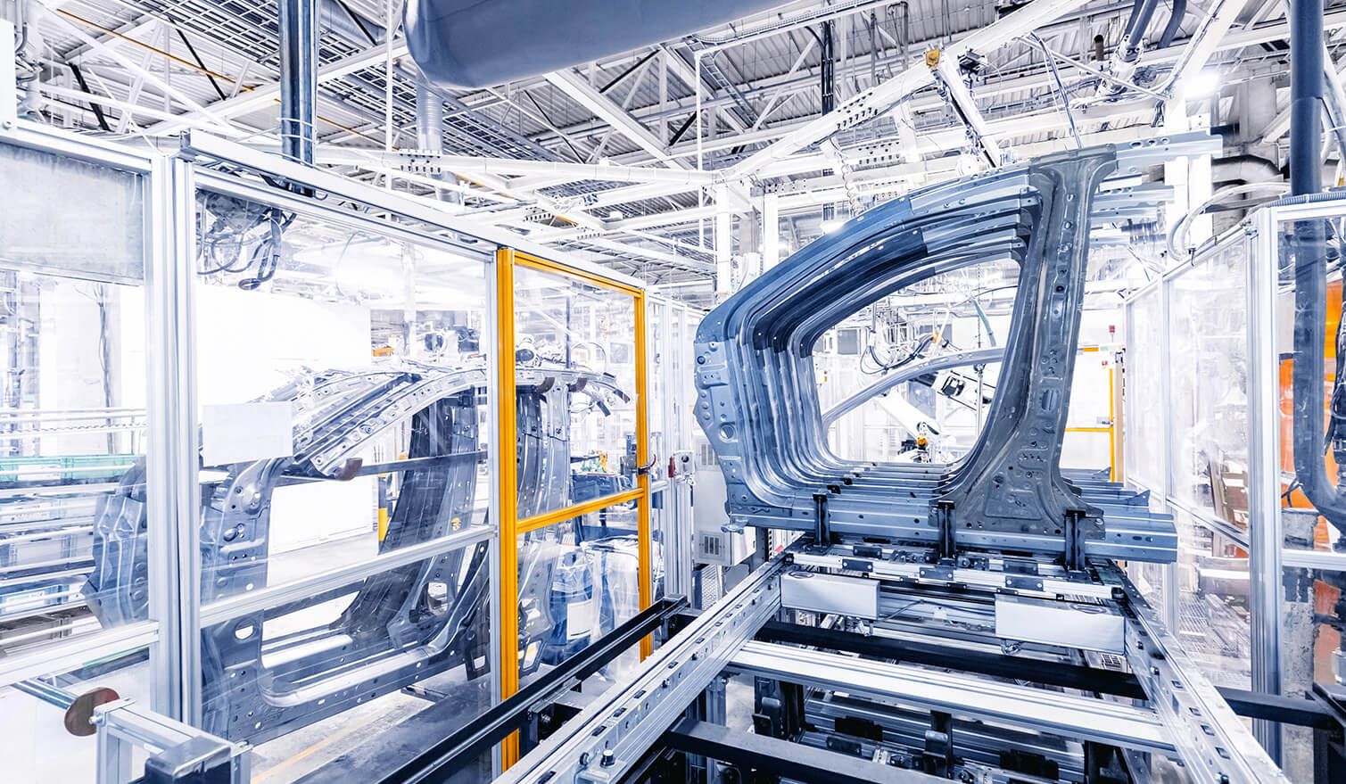Továrna s výrobní linkou, která ilustruje moderní osvětlení v automobilovém průmyslu