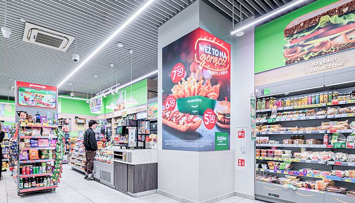 Naše svítidla v prodejnách Żabka po celém Polsku